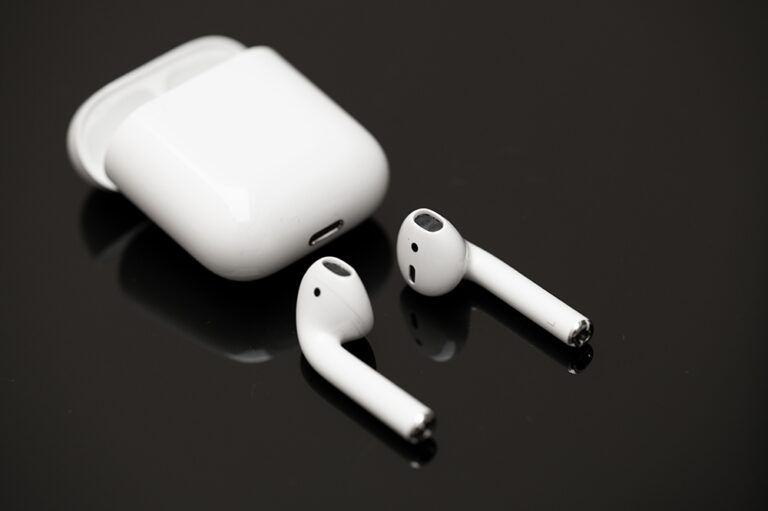 Как да коригирате възпроизвеждането на AirPods само в едно ухо